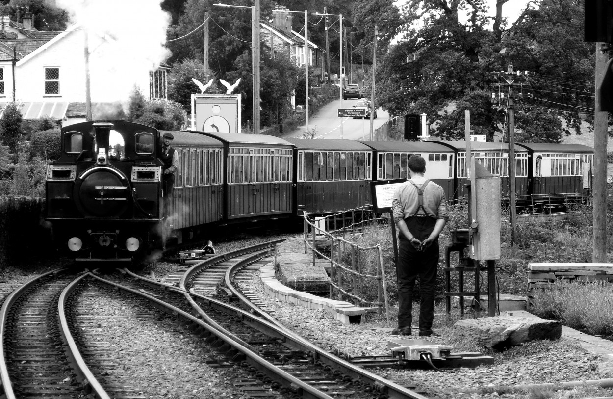 "del misterio de adis que siembra el tren IV" de Viviana Garca