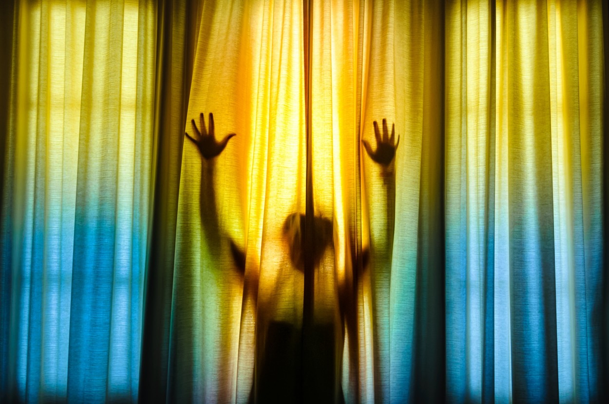 "Detrs de las cortinas" de Julio Strauch