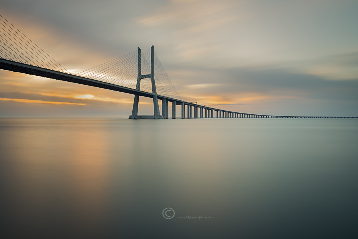 "El puente, Lisboa, Portugal" de Enrique Serrano