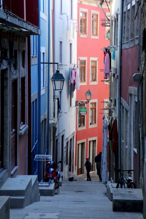 "Callejuela en pendiente" de Francisco Luis Azpiroz Costa