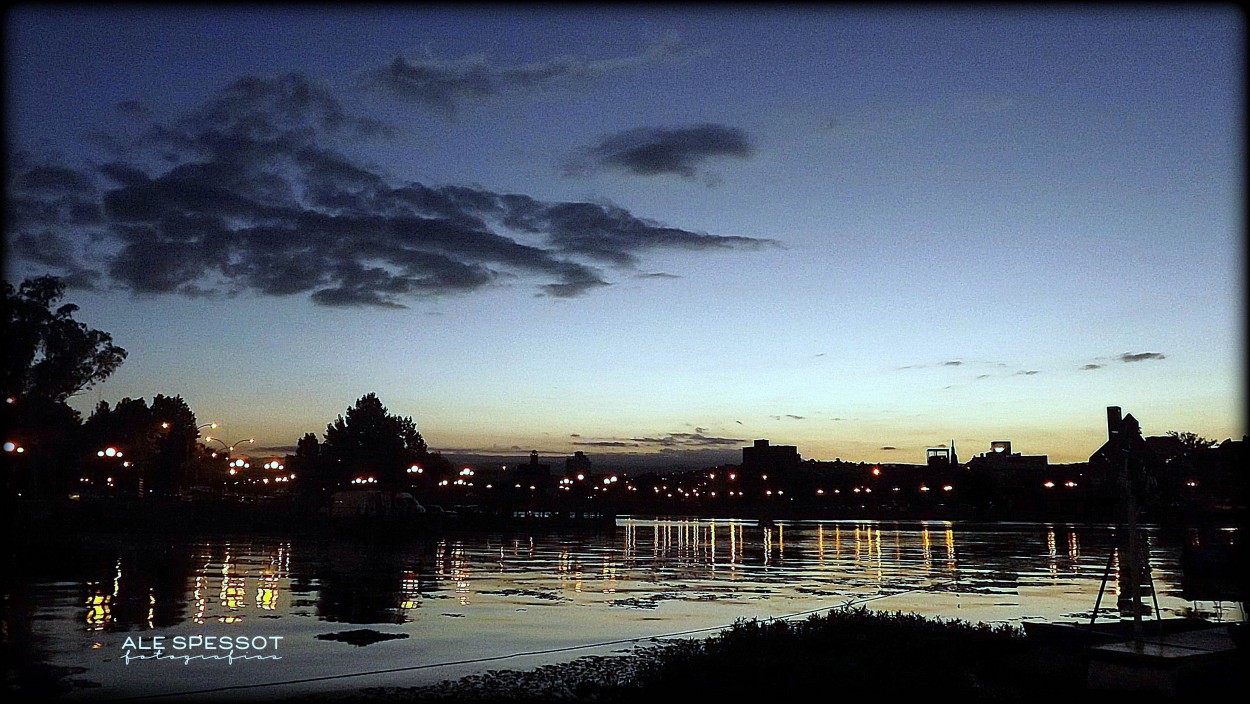 "Anochece a orilla del lago ...." de Alejandra Spessot