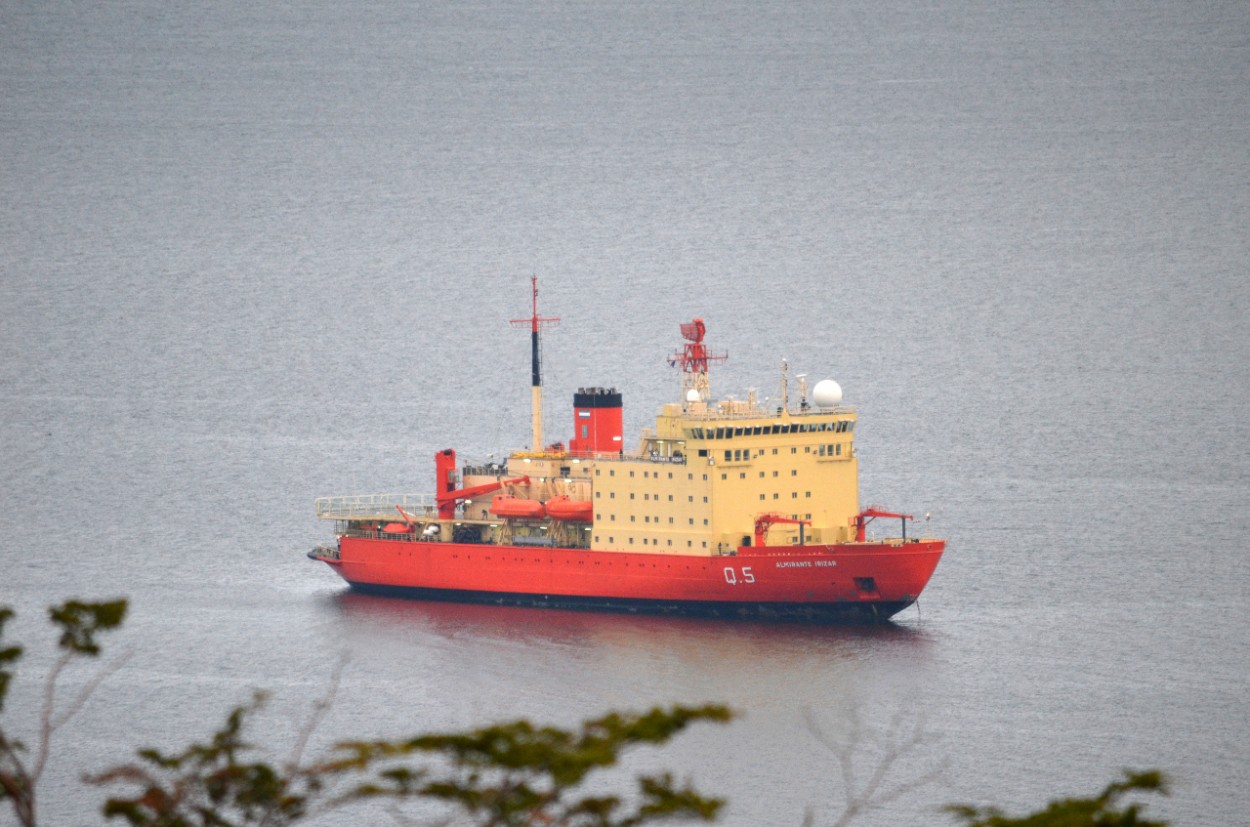 "El Almirante Irizar en Ushuaia" de Jose Torino