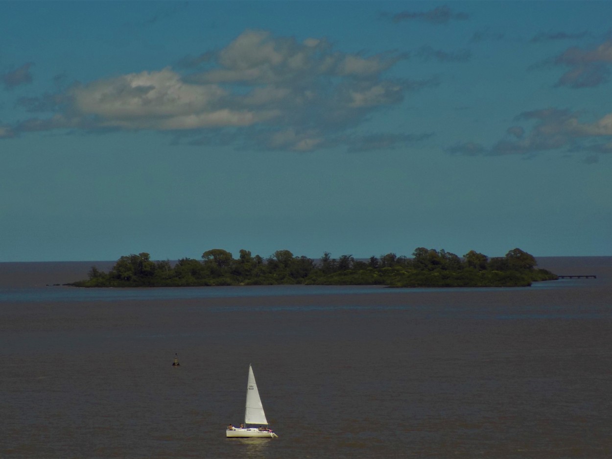 "El velero y la isla" de Gustavo Vazquez