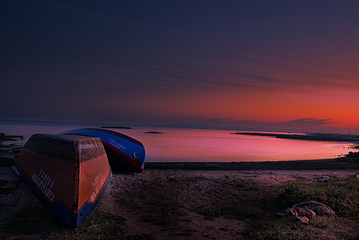 "Botes y amanecer en Carrasqueira, Portugal" de Enrique Serrano