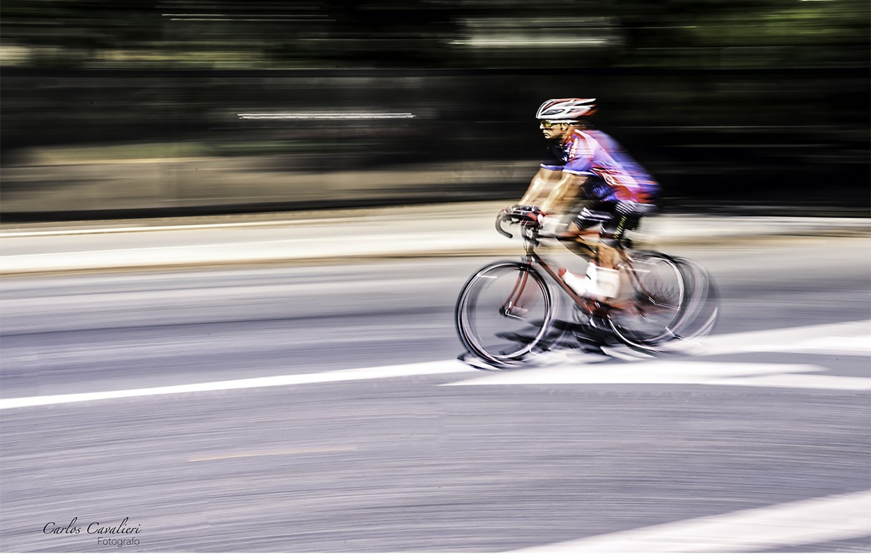 "`En carrera por la ciudad`" de Carlos Cavalieri