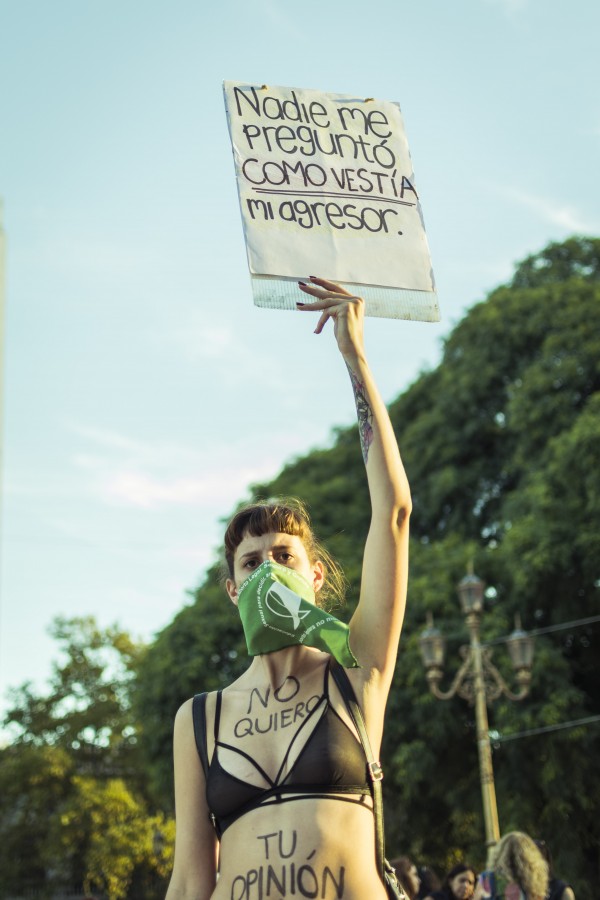 "Vivas las queremos" de Ale Bustos