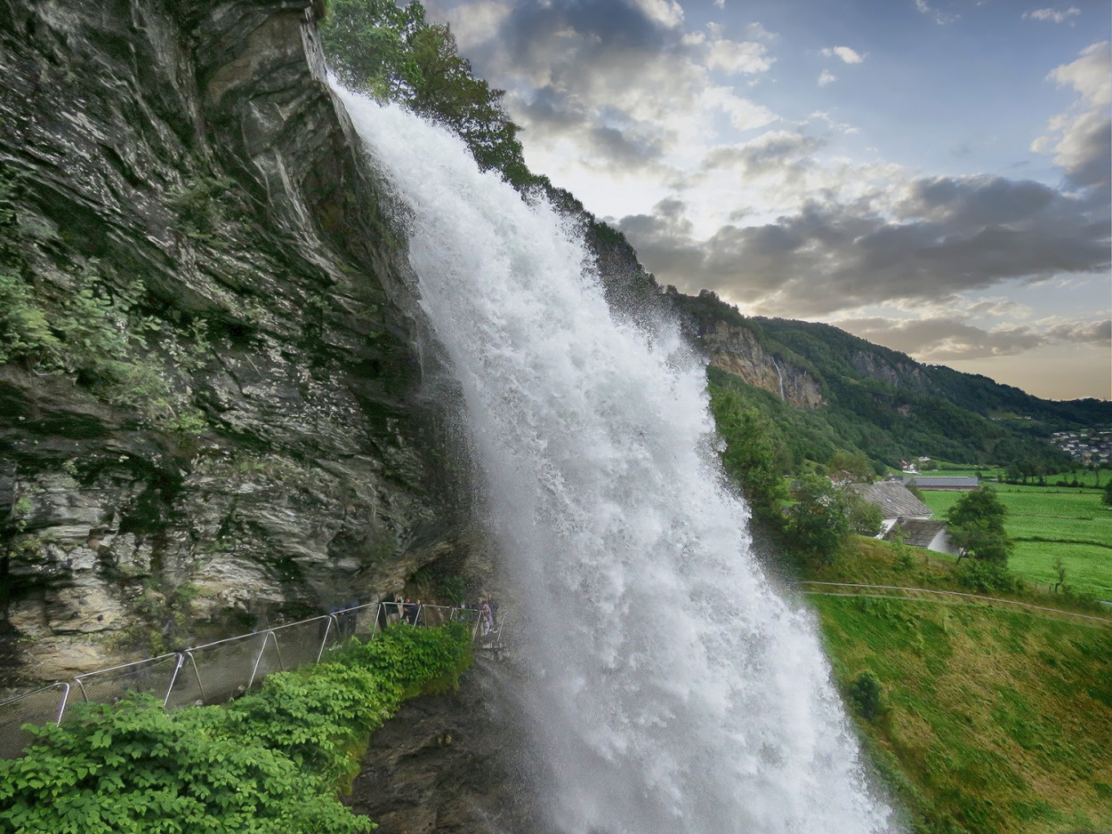 "Cascada en Noruega" de Manuel Raul Pantin Rivero