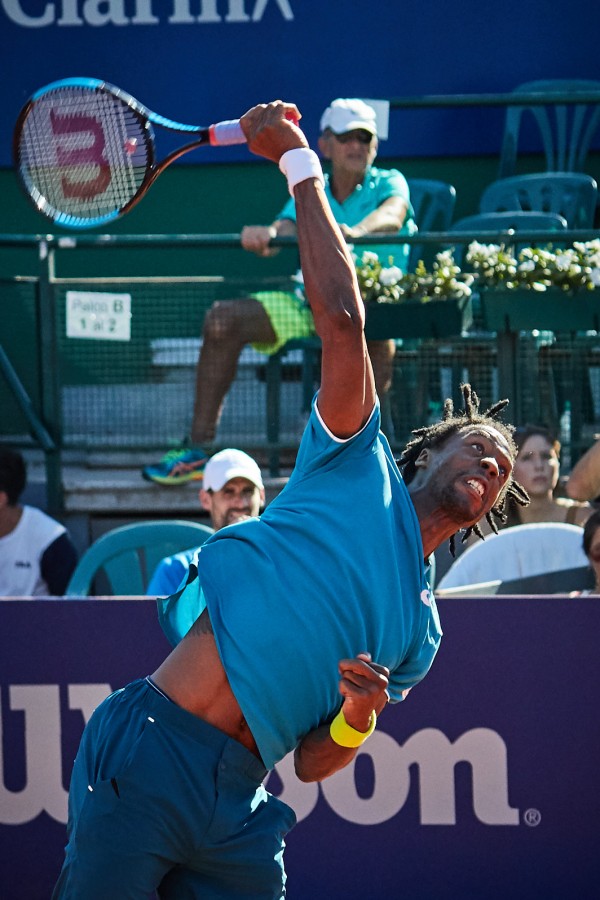 "Gael Monfils al saque, Argentina Open 2018" de Emiliano Vega