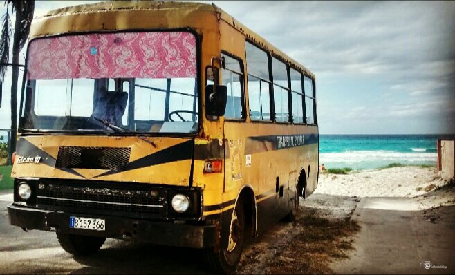 "Buses escolares (Varadero, Cuba)" de Diego Pacheco