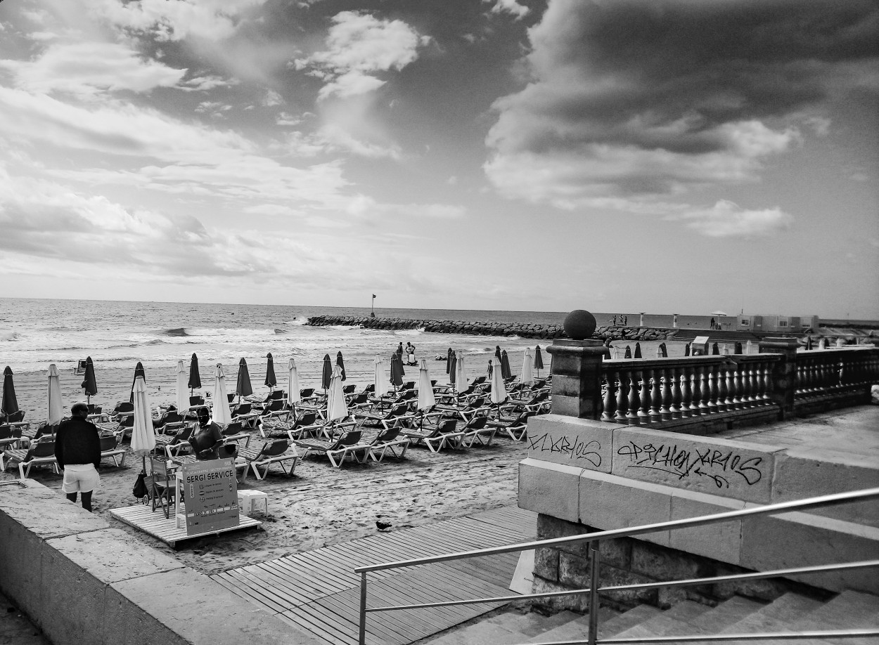 "` TORMENTA EN LA PLAYA `" de Graciela Larrama