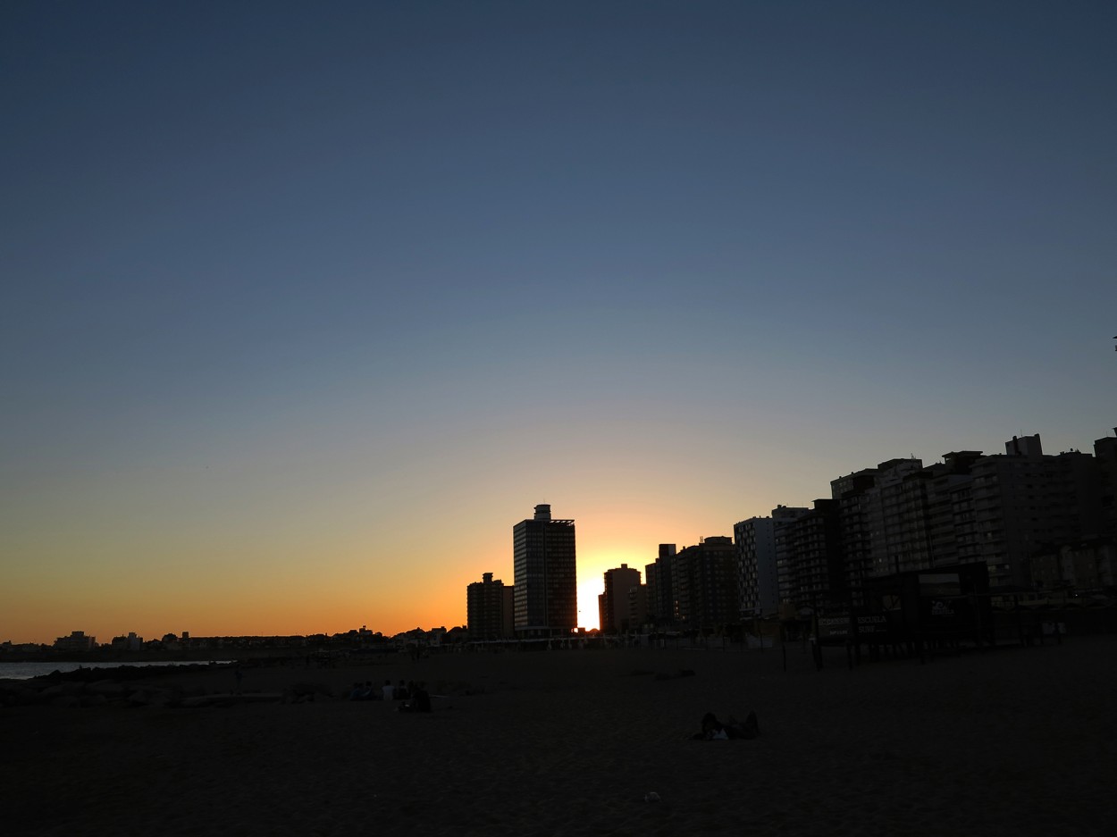 "Siluetas de la ciudad desde la playa" de Vernica Dana