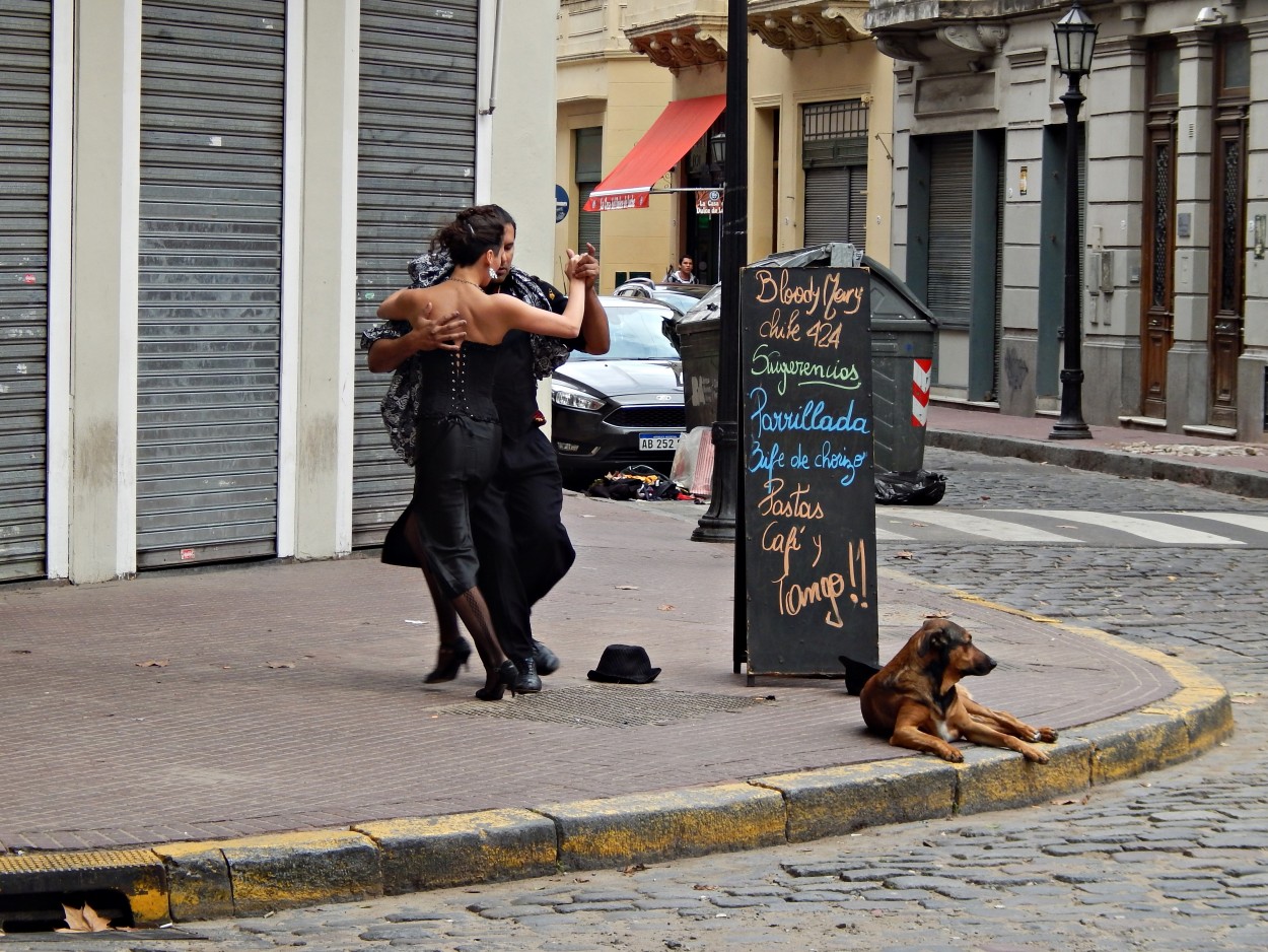 "De espaldas al tango" de Jos Luis Mansur