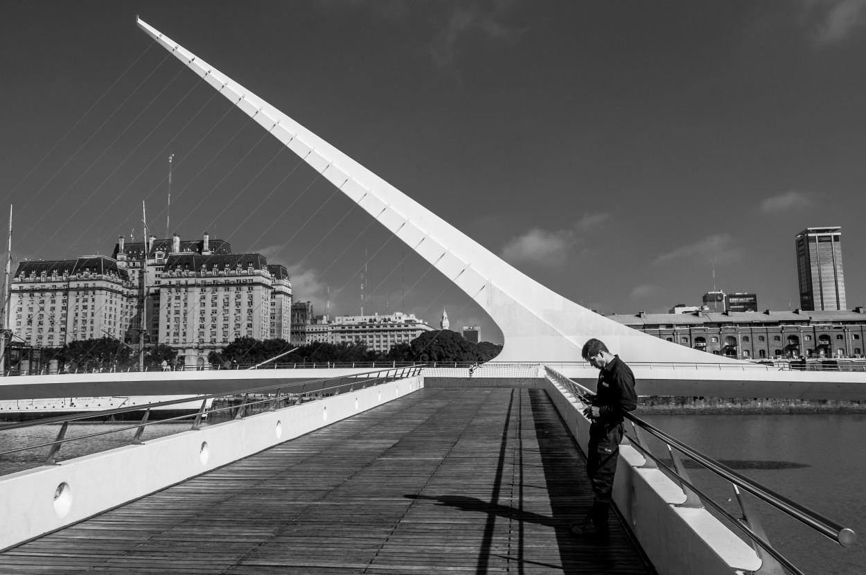 "Puente de la mujer con hombre" de Julio Strauch