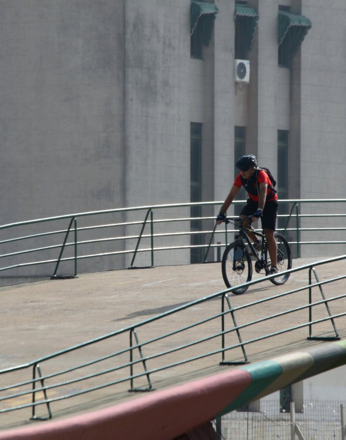 "Ciclista en el puente." de Francisco Luis Azpiroz Costa