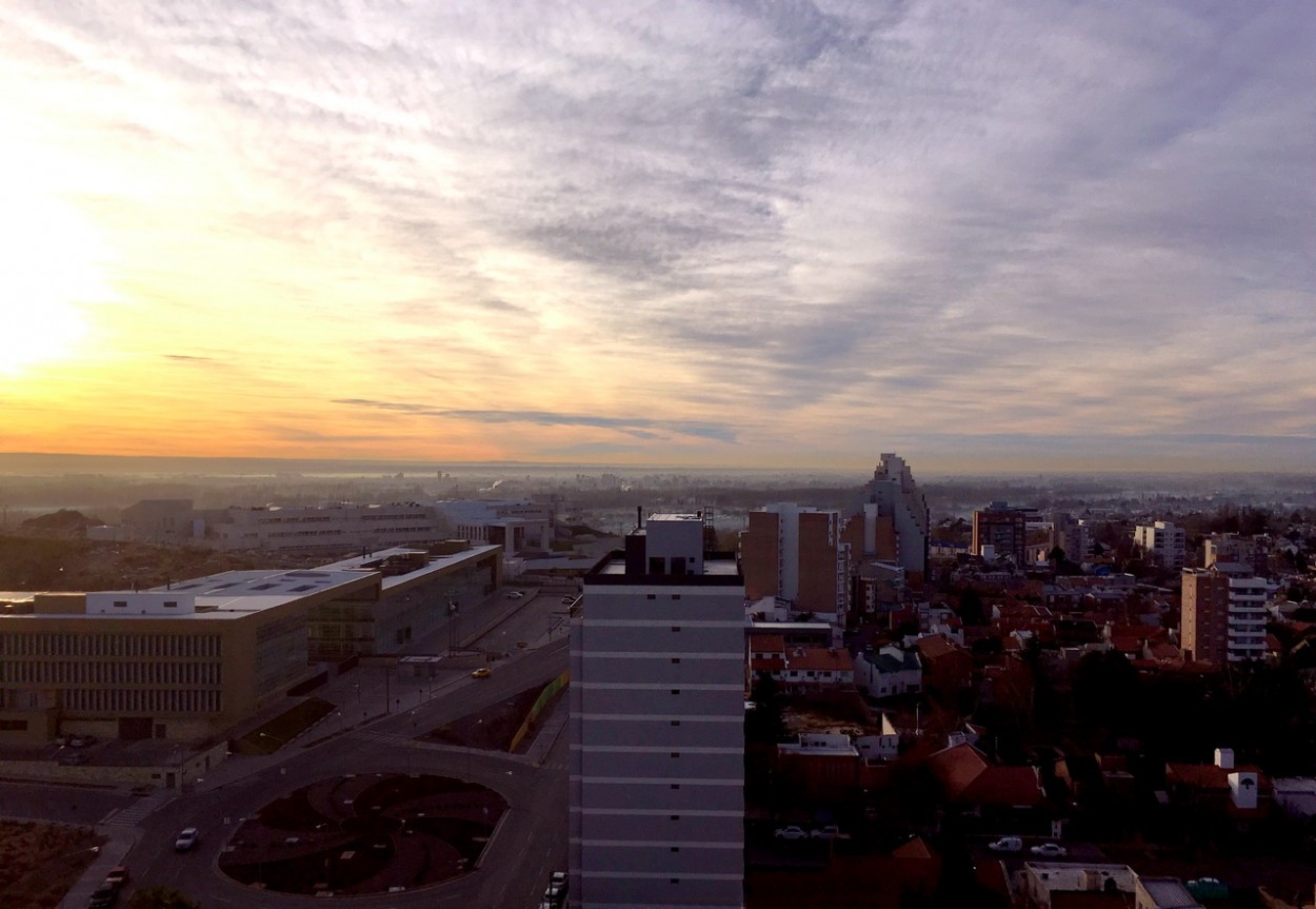 "Neuqun al atardecer." de Carlos E. Wydler