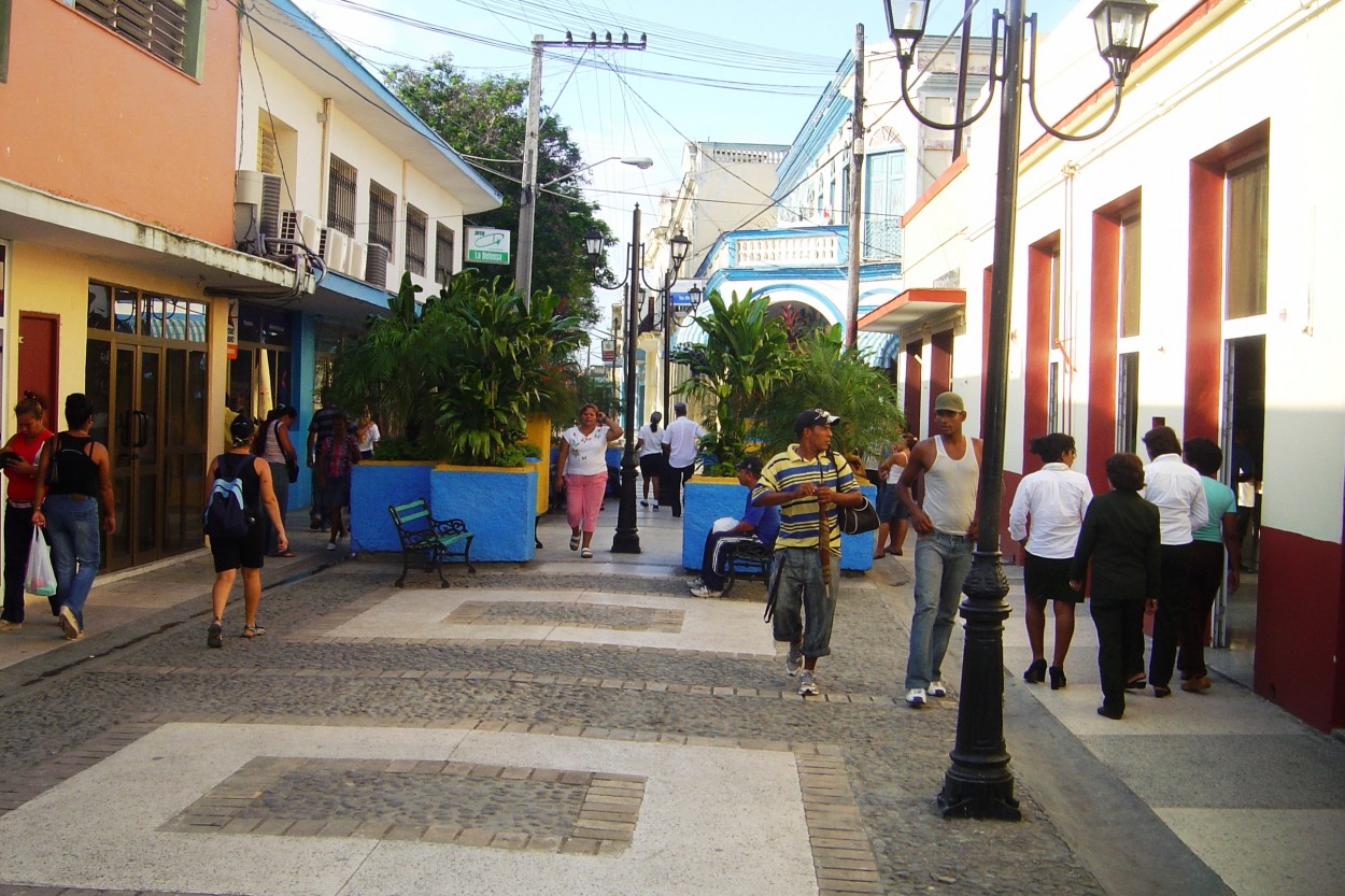 "El Paseo-Boulevard bayams, Cuba" de Lzaro David Najarro Pujol