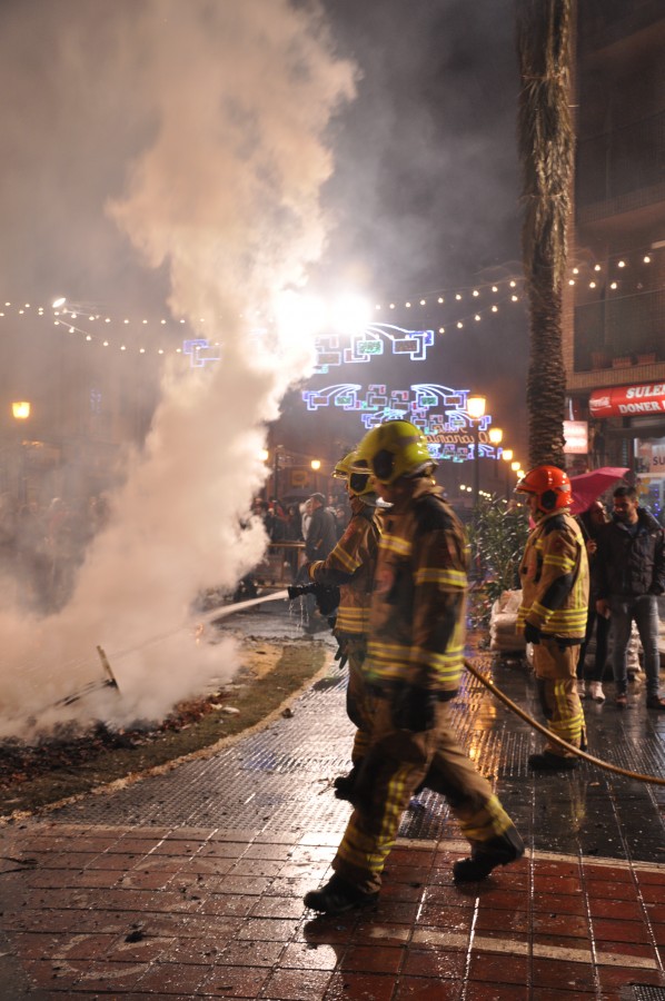 "Bomberos apagando el fuego" de Flix Edmundo Reyes