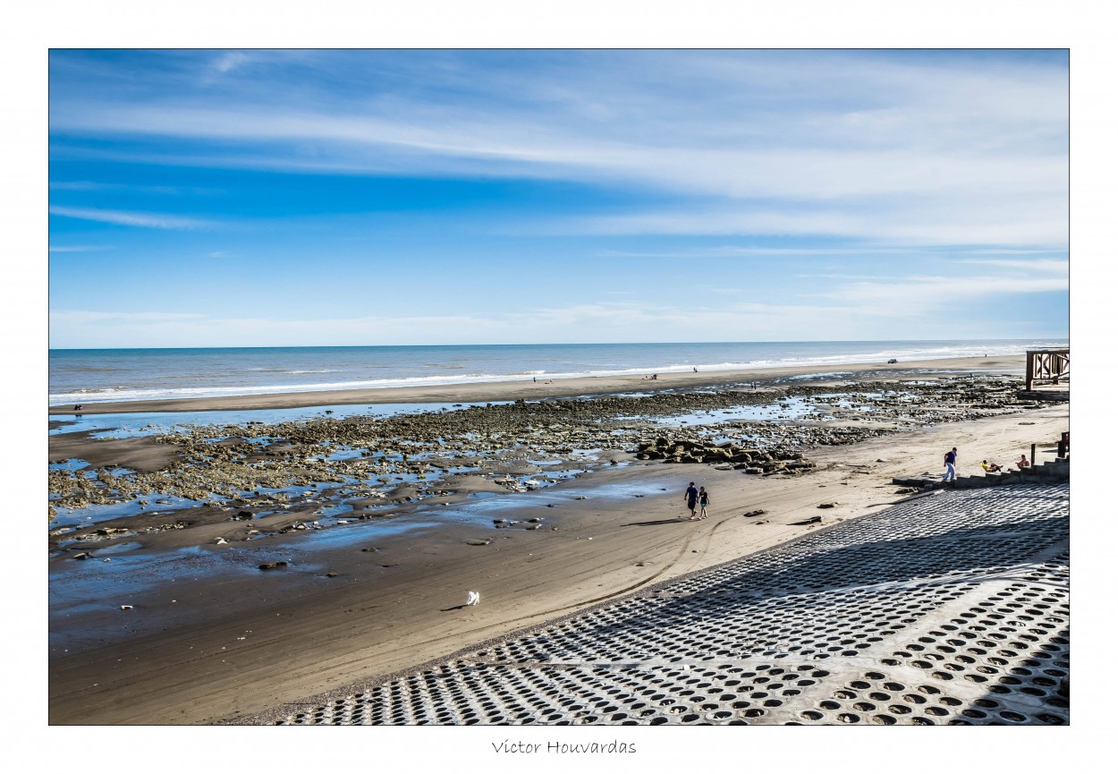 "Por la playa" de Victor Houvardas