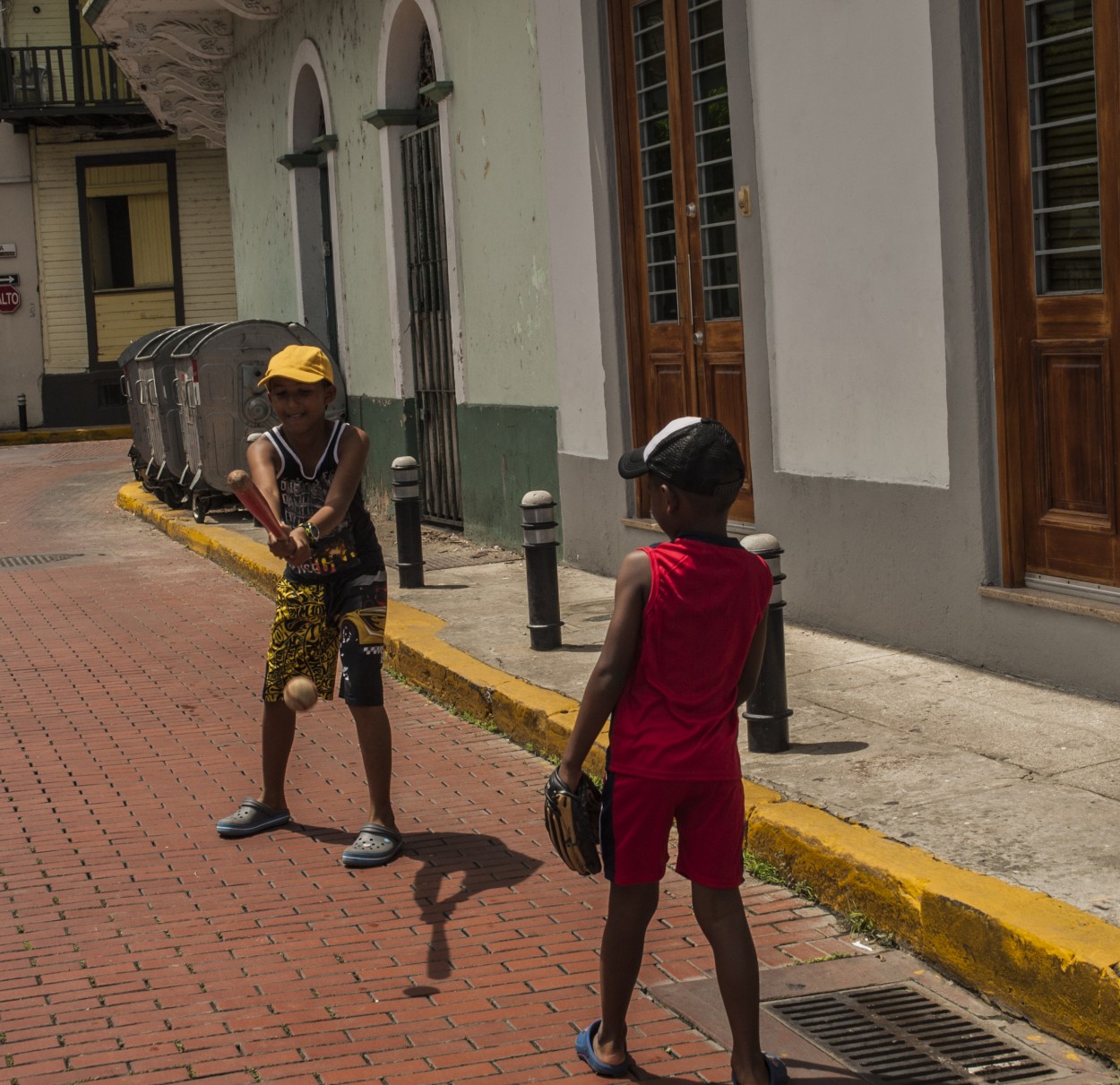 "los nios tambien beisbolean" de Daniel Gustavo Bravo