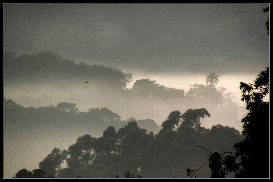 "Amanecer brumoso entre los cerros !!" de Alberto Matteo