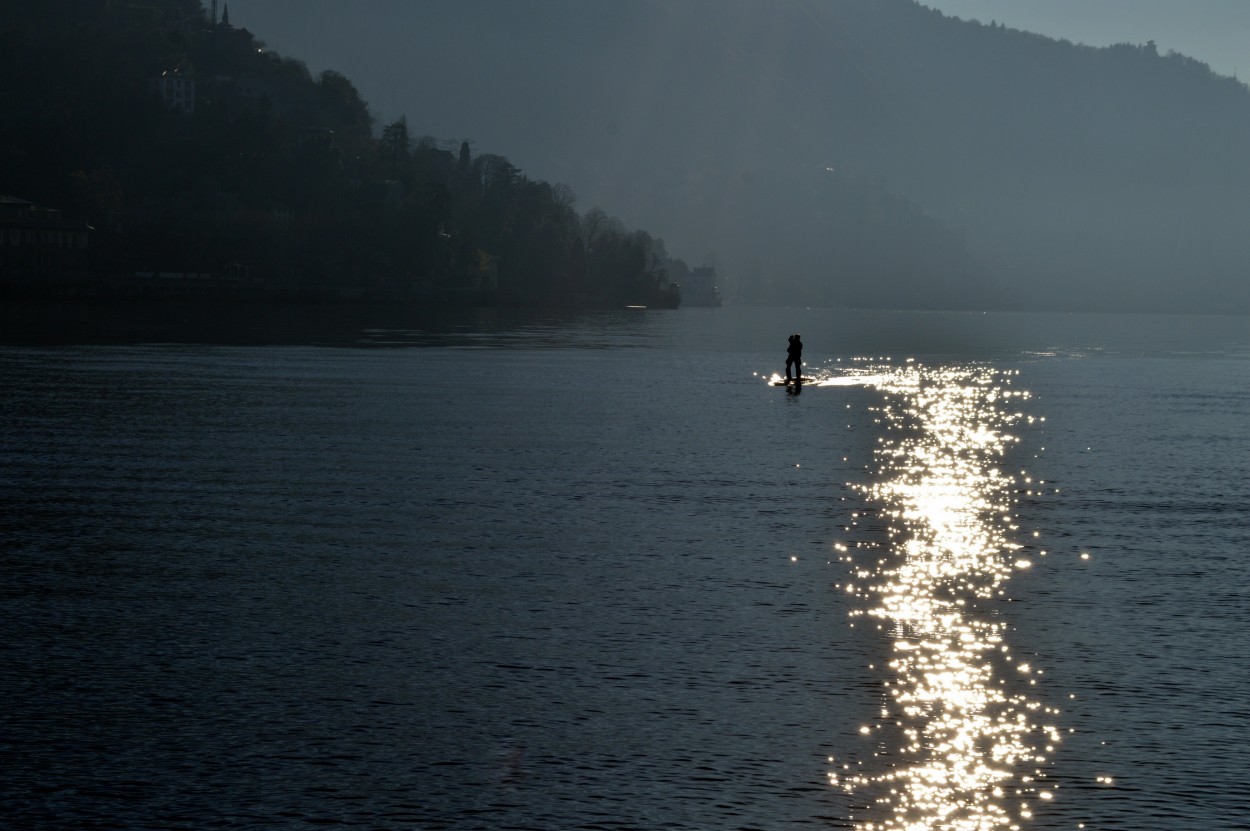 "Sendero del lago." de Ana Rosalia Scott