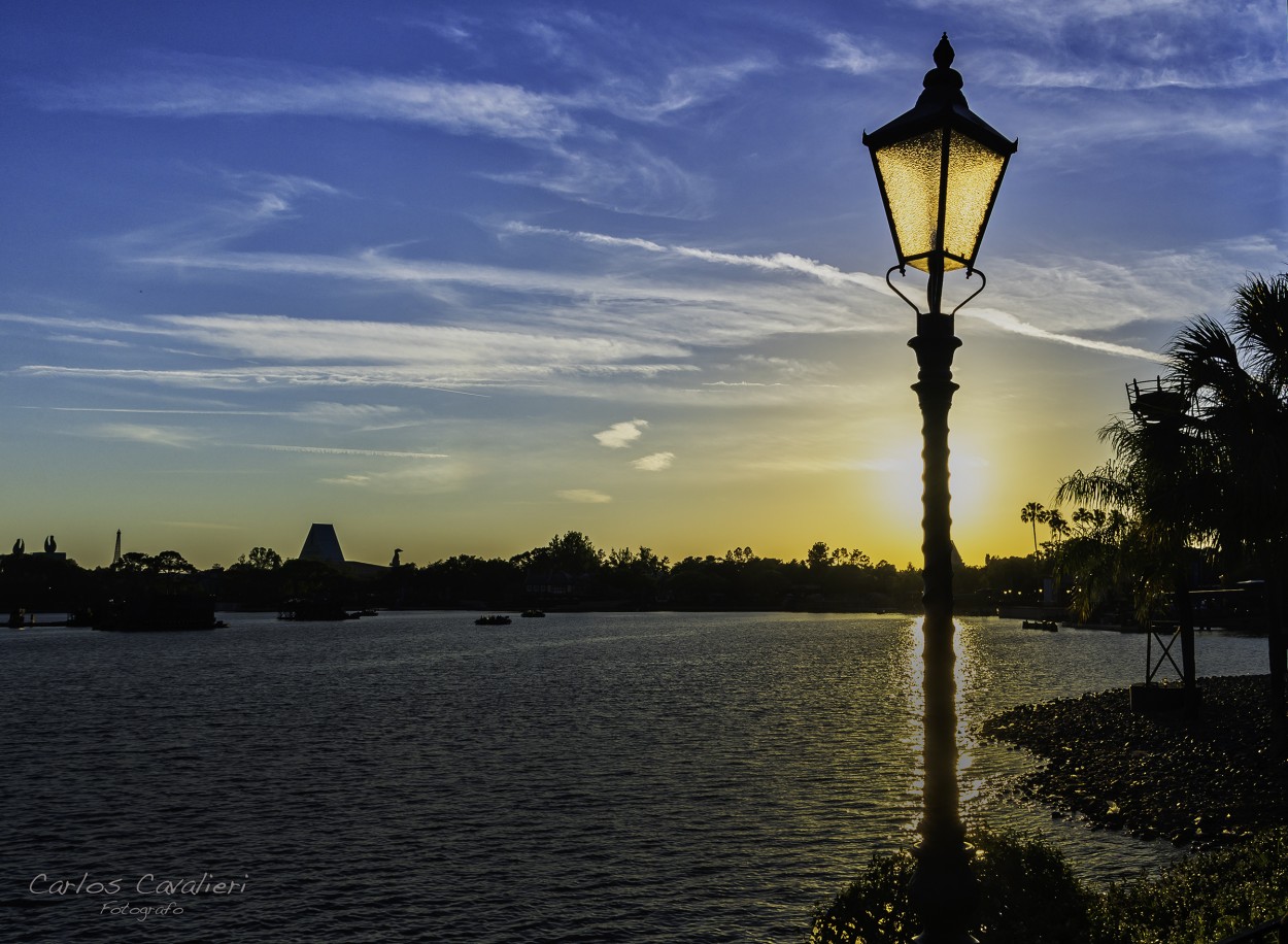 "Atardecer a La Luz de un farol" de Carlos Cavalieri