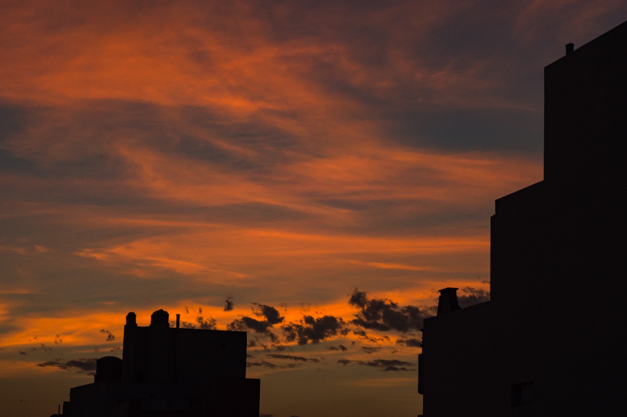 "` AMANECER EN LA CIUDAD `" de Graciela Larrama