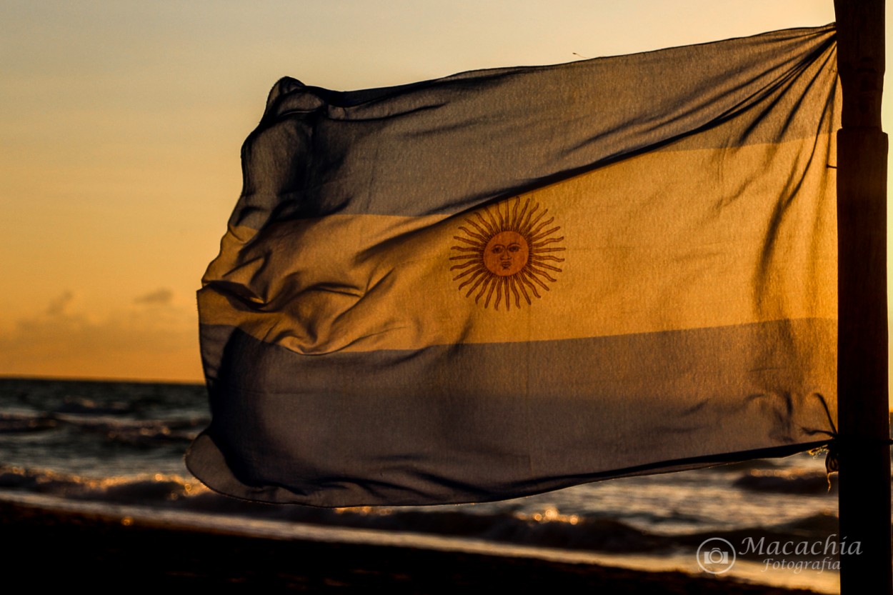 "`Bandera ma!`" de Mara Del Carmen Chiavaro