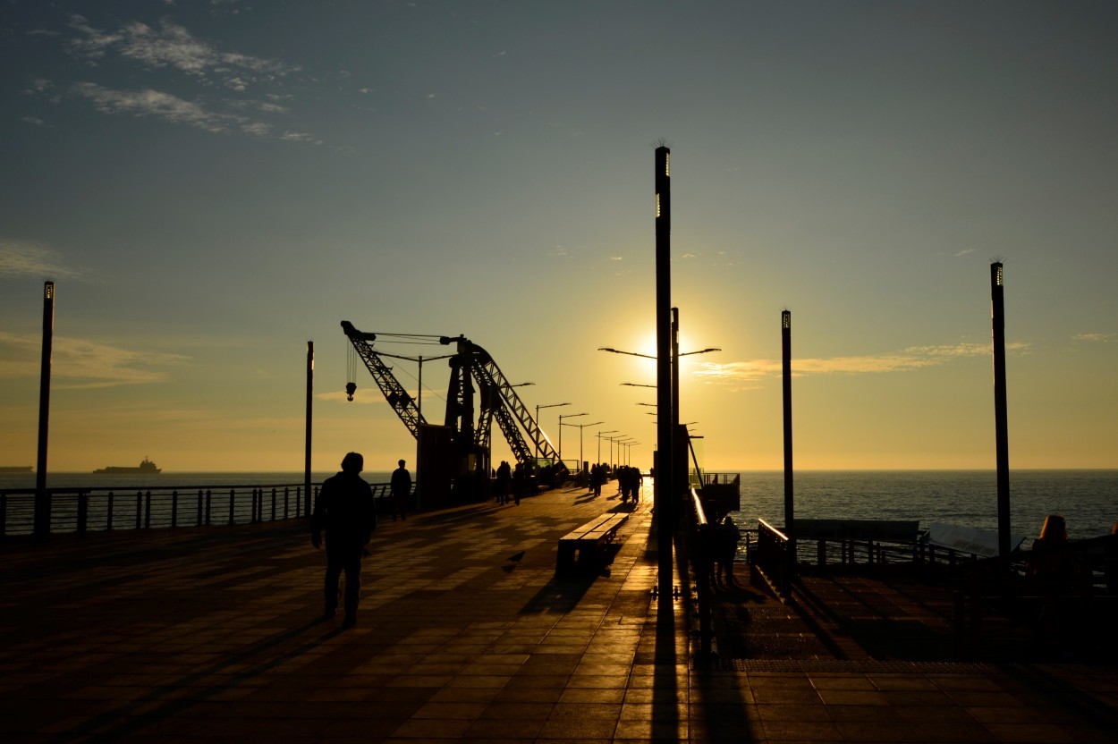 "Cae la tarde en Muelle Vergara 2 (Via del mar)" de Monica Rollan