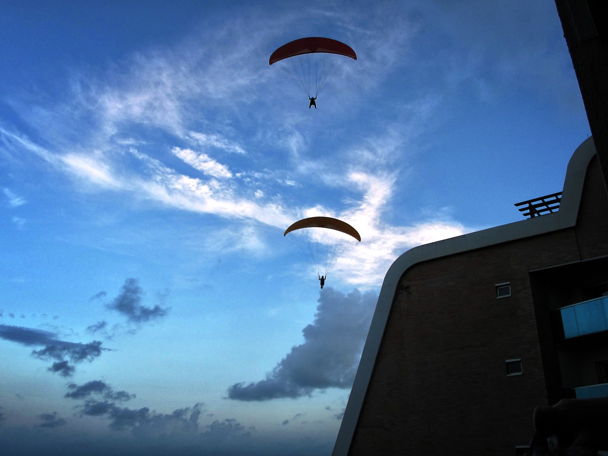 "Parapentes contra el cielo" de Juan Carlos Barilari