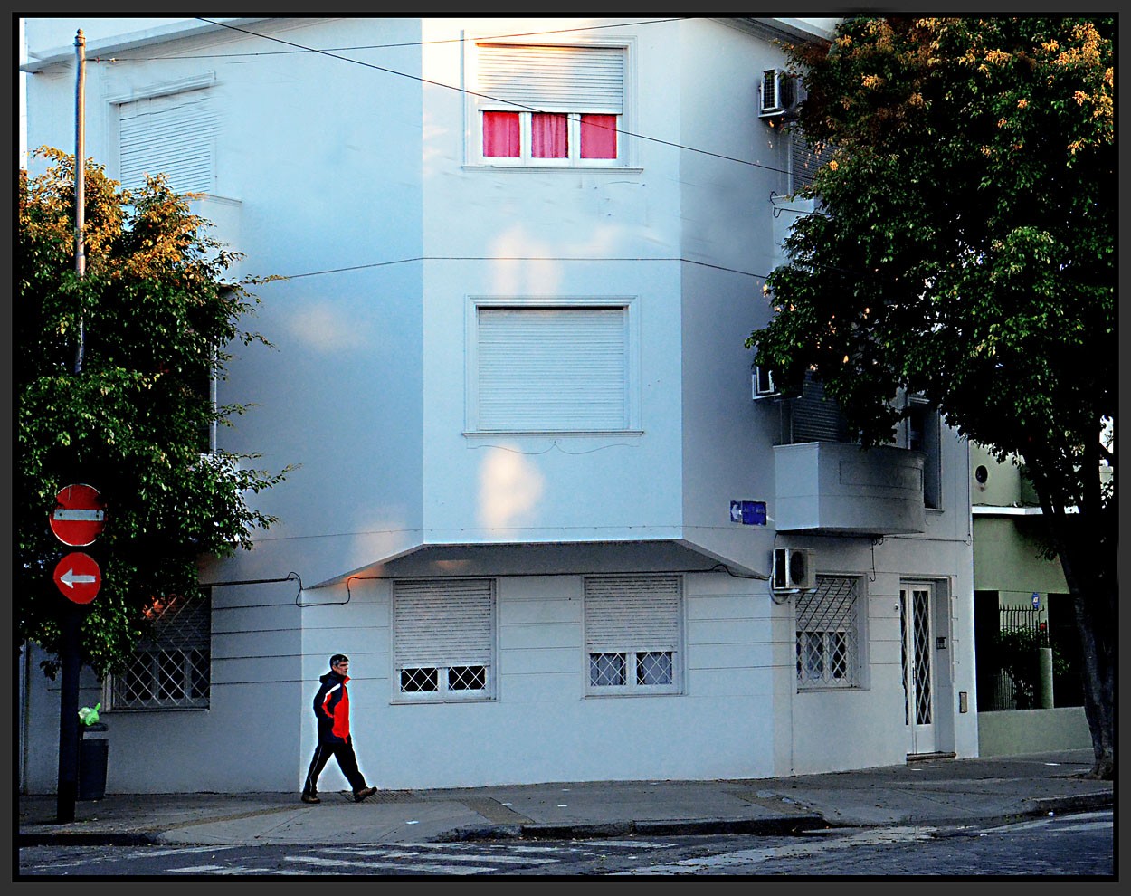 "Esquina aorada" de Jorge Vicente Molinari