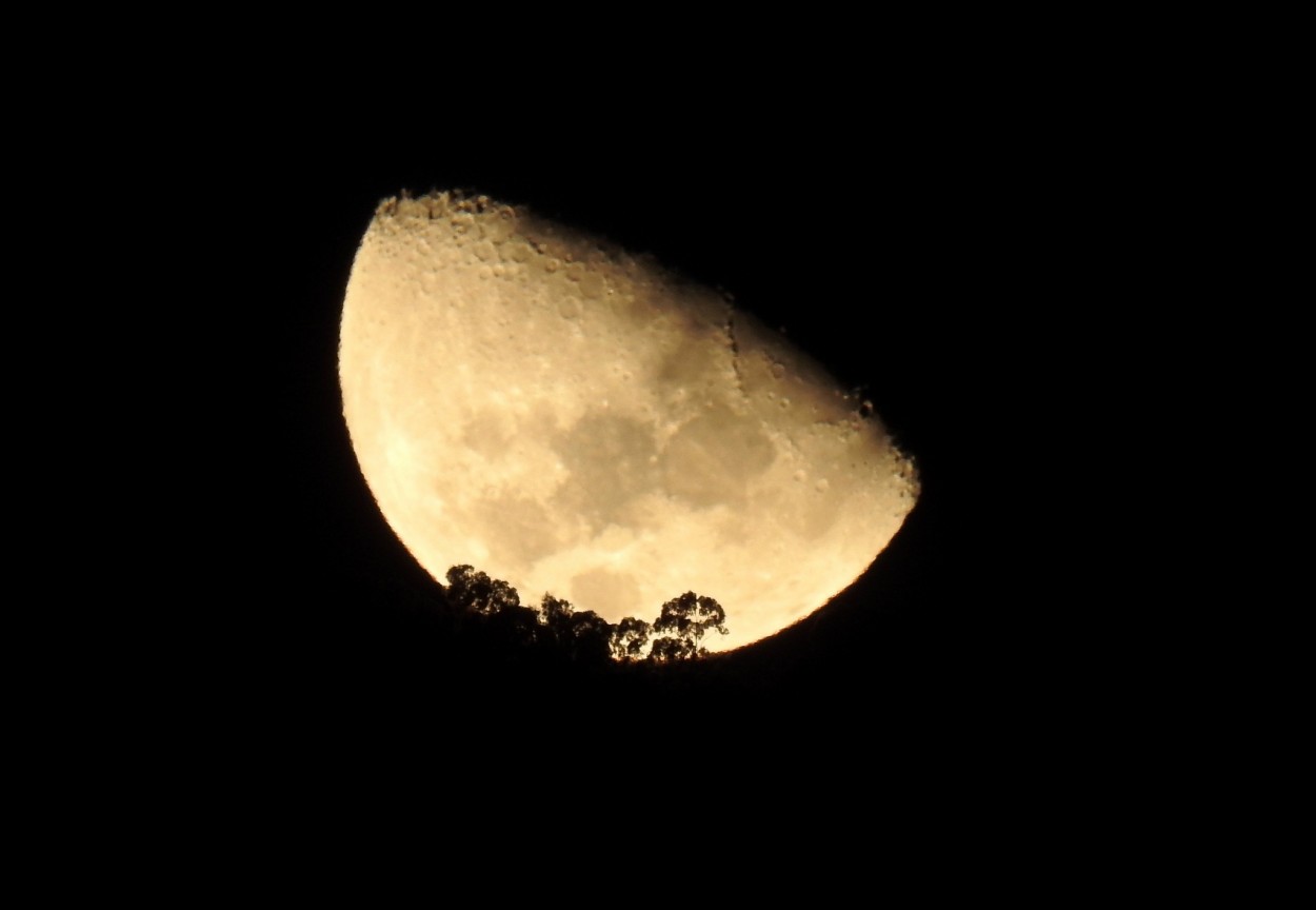 "La luna ponindose en el Cerro San Javier" de Juan Pablo Cornejo