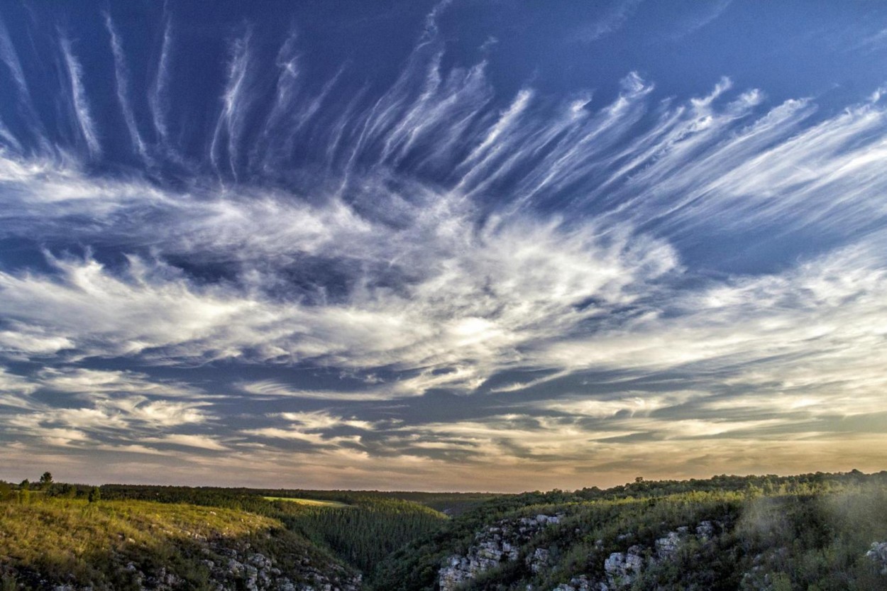 "Luces, sombras y nubes con flecos" de Mario Abad