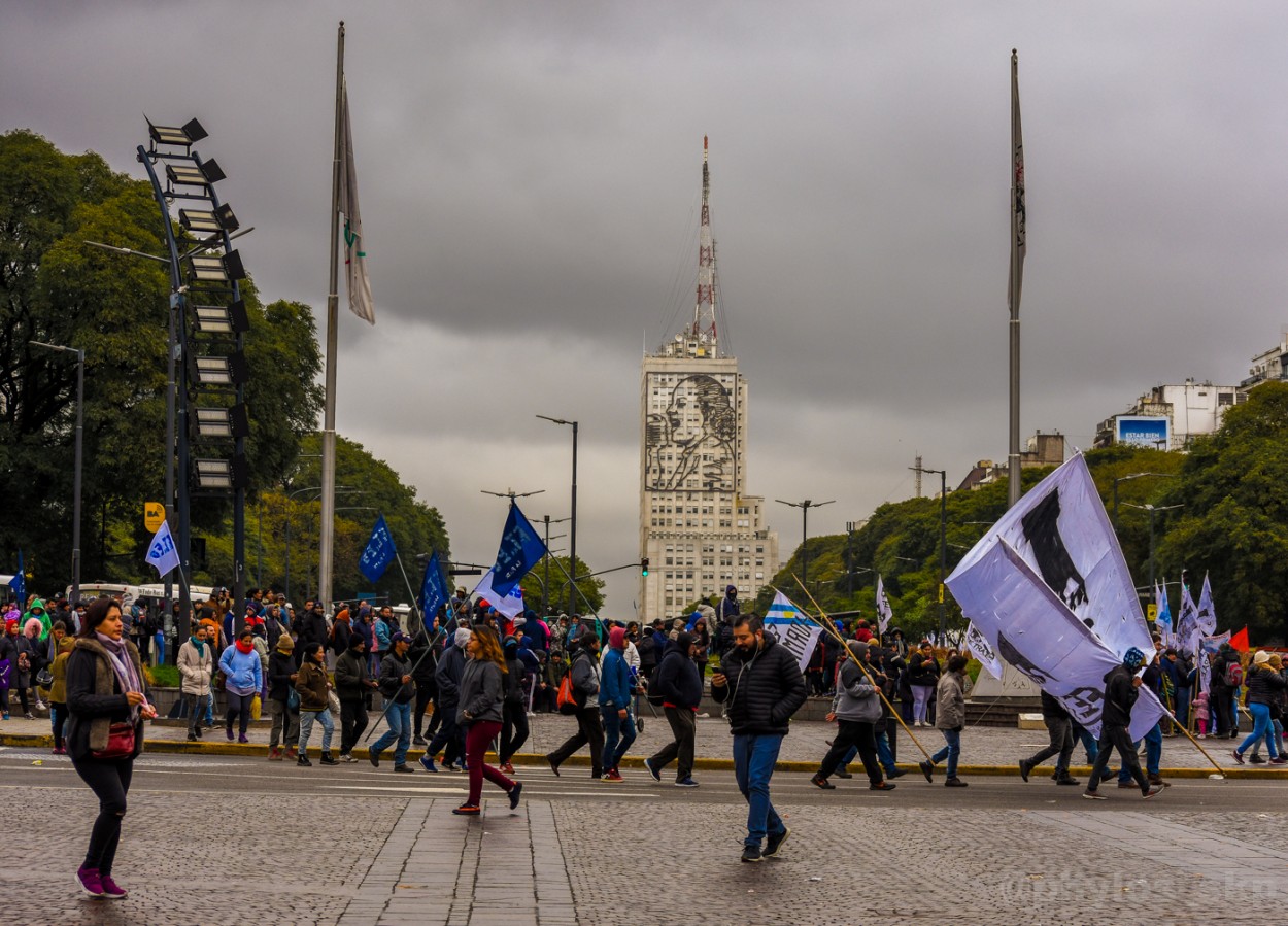 "9 de Julio y Corrientes" de Daniel Enrique Silva