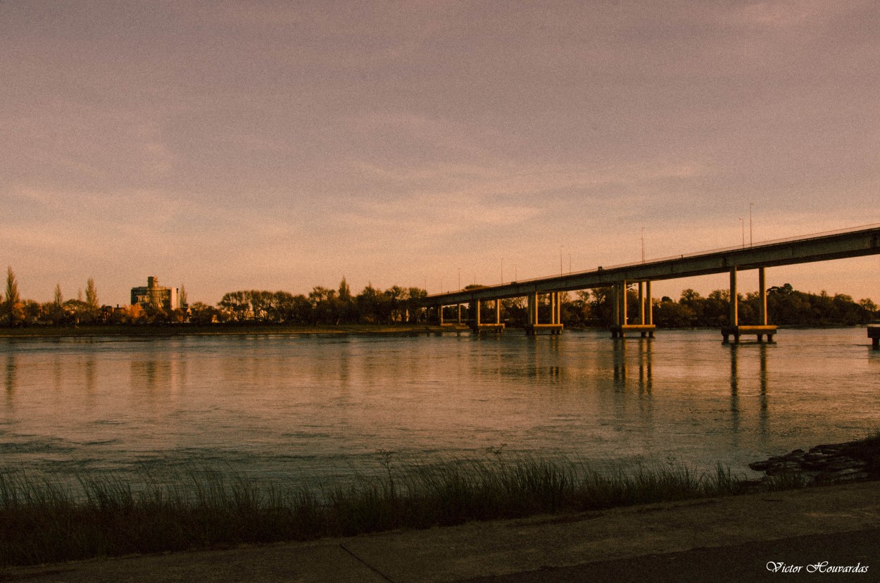 "EL PUENTE NUEVO" de Victor Houvardas