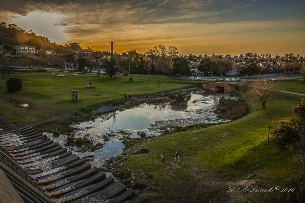 "Ocaso citadino" de Daniel A. Larrondo