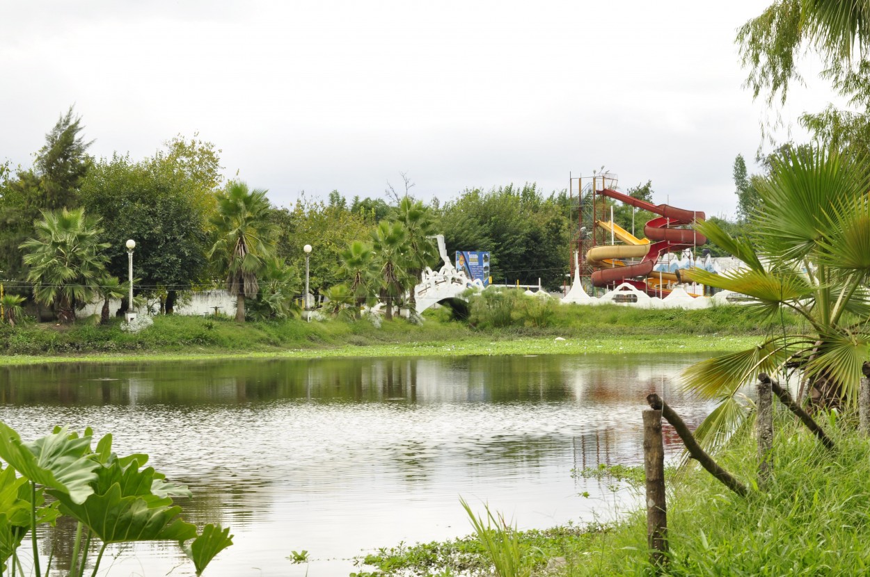 "Lago artificial" de Flix Edmundo Reyes