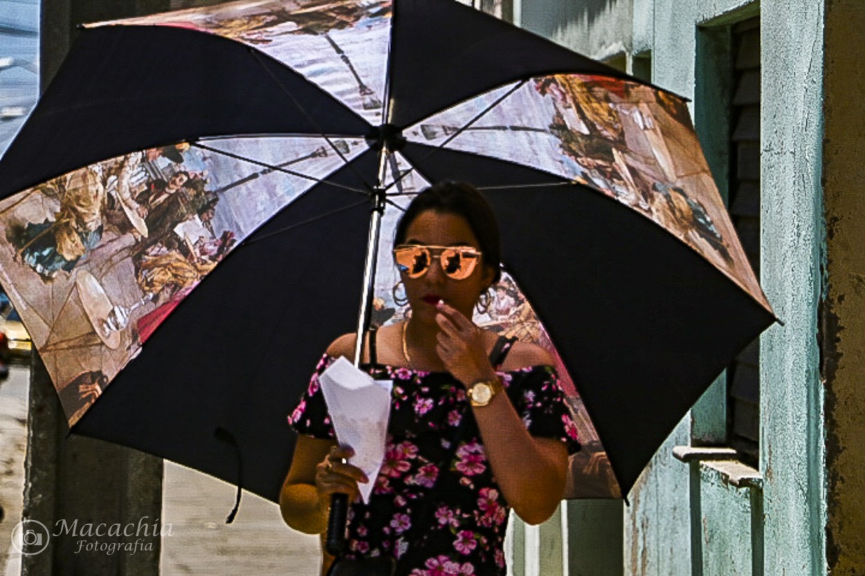 "`Arte en los paraguas cubanos`" de Mara Del Carmen Chiavaro