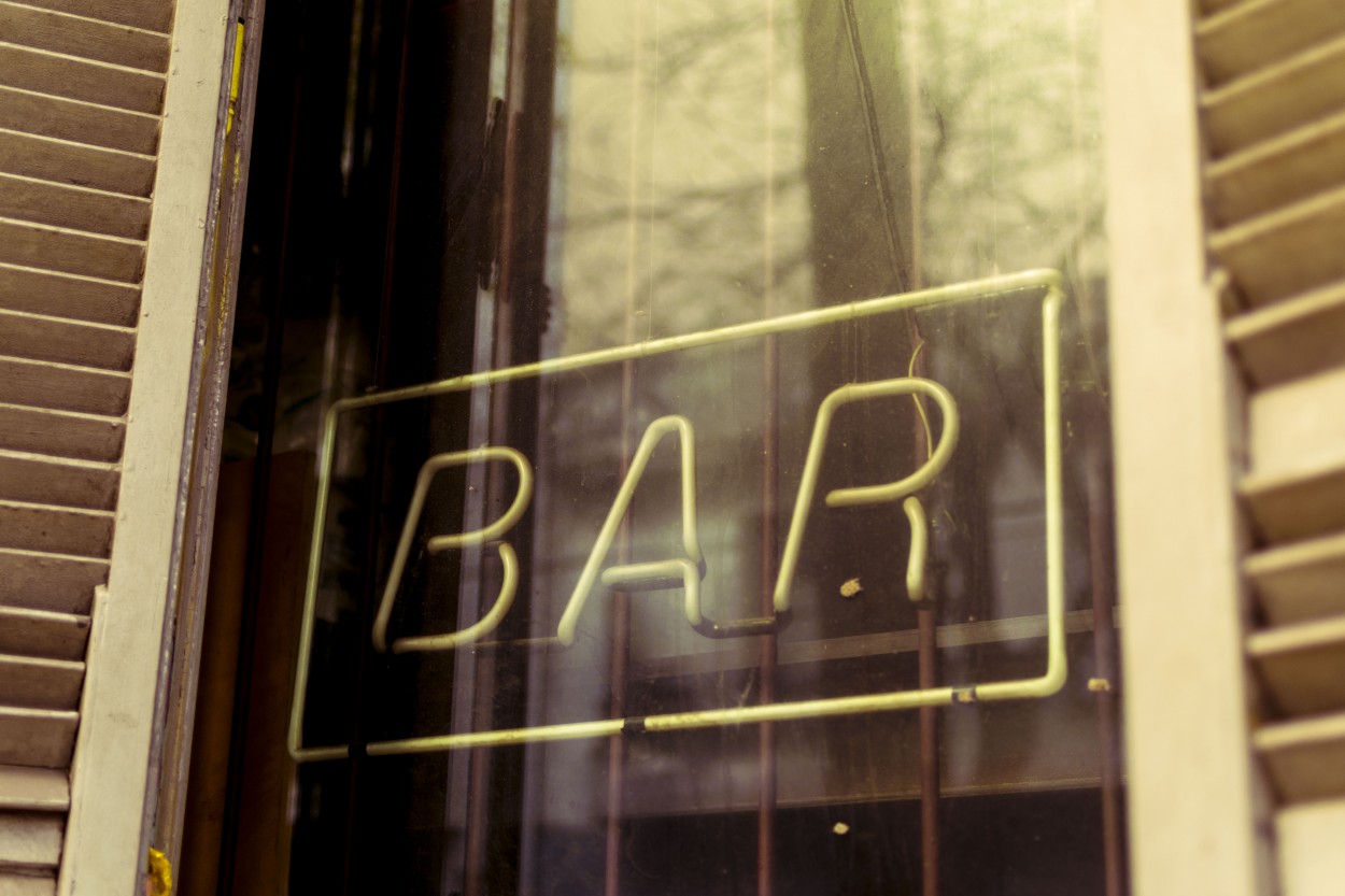 "Neon Bar" de Ale Bustos