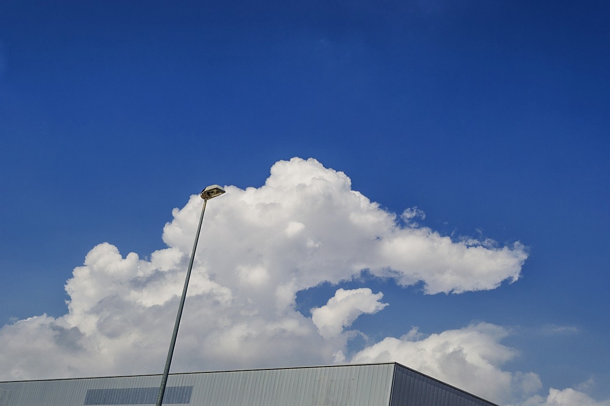 "Farola y nube" de Francisco Jos Cerd Ortiz