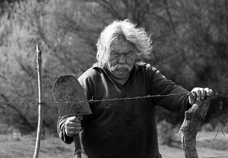 "Hombre y alambrado" de Ana Mari Gonzalez