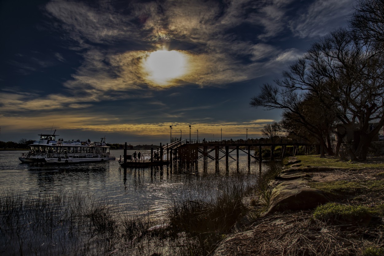 "El Muelle Del Sol Y Su Embarcacin." de Ramiro Francisco Campello