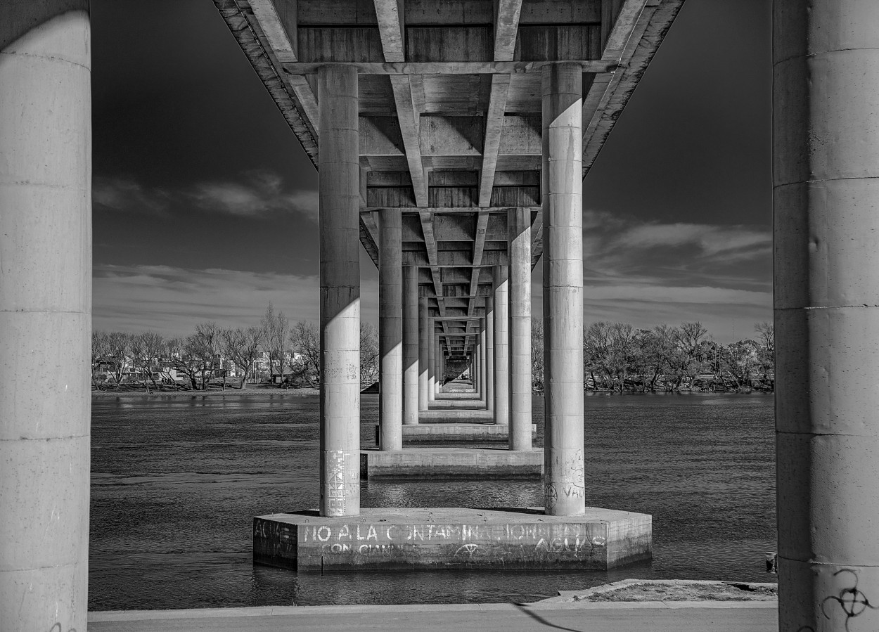 "Debajo Del Puente, La Vida Real." de Ramiro Francisco Campello