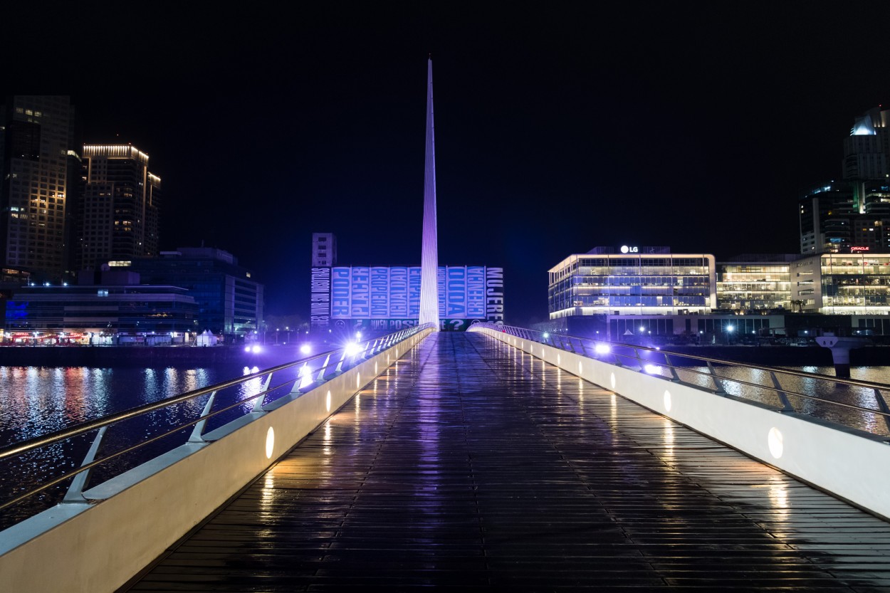 "Puente de la Mujer, desafiante" de Carlos Larandaburu