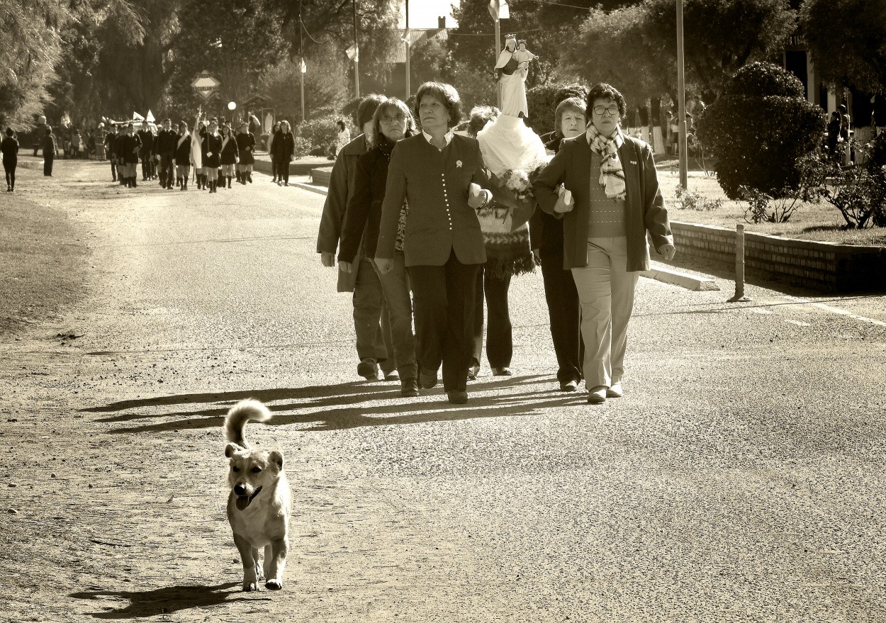 "`En mi pueblo desfilamos todos`" de Angel Lorenzo Orozco