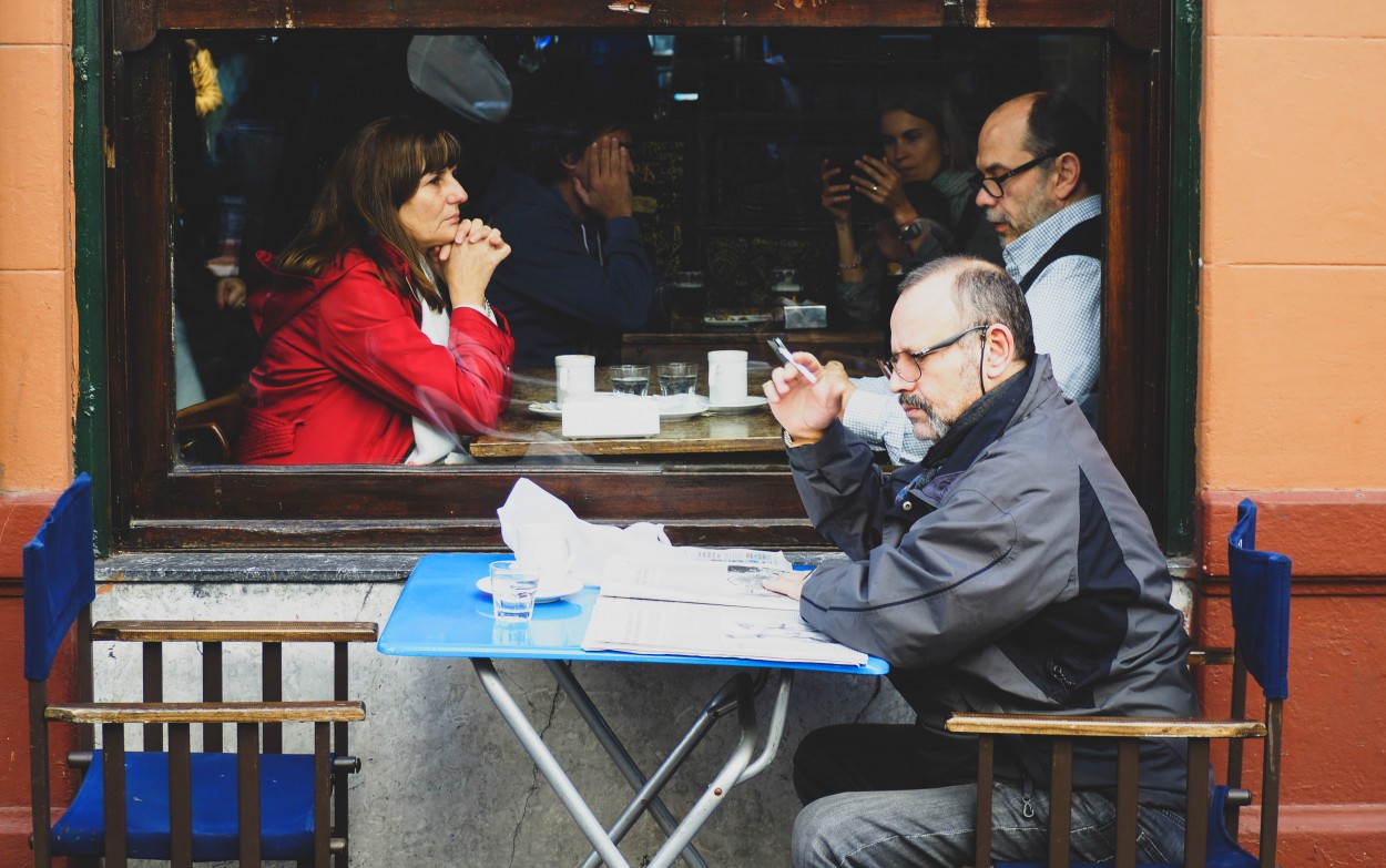 "Caf Dominguero" de Luis Alberto Bellini