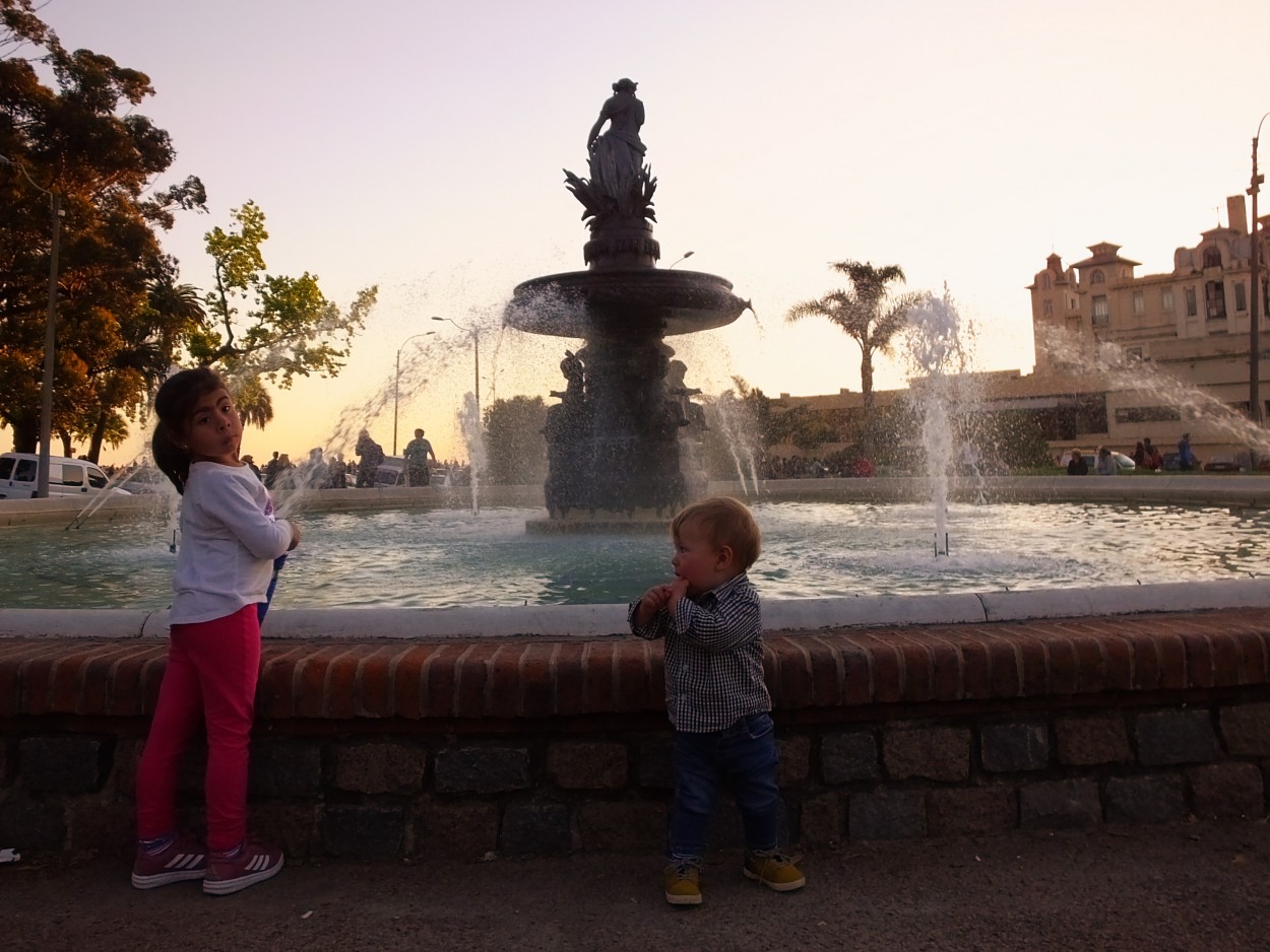 "Nicols y Agustina en la fuente" de Juan Fco. Fernndez