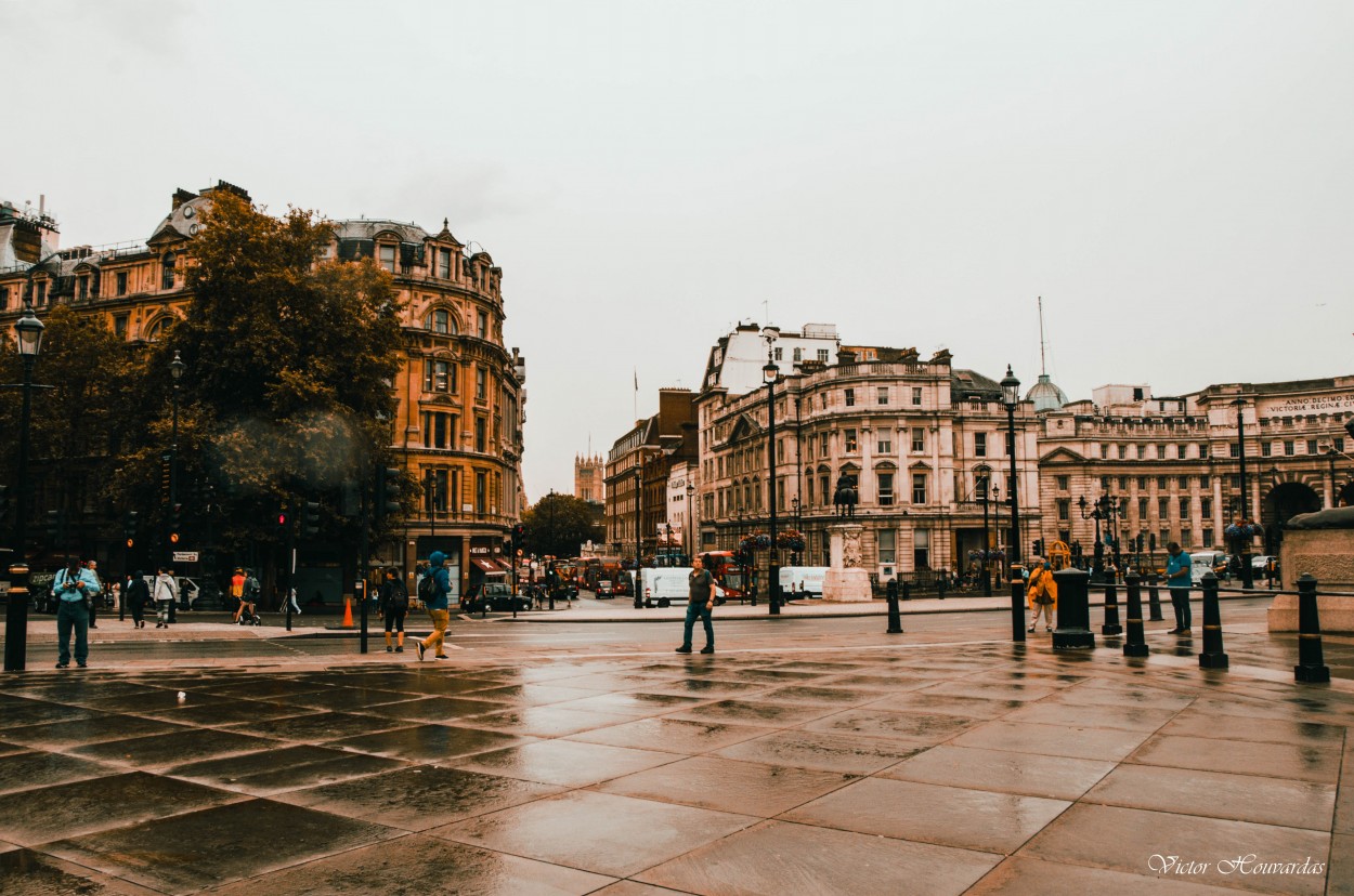 "PATEANDO LONDRES" de Victor Houvardas