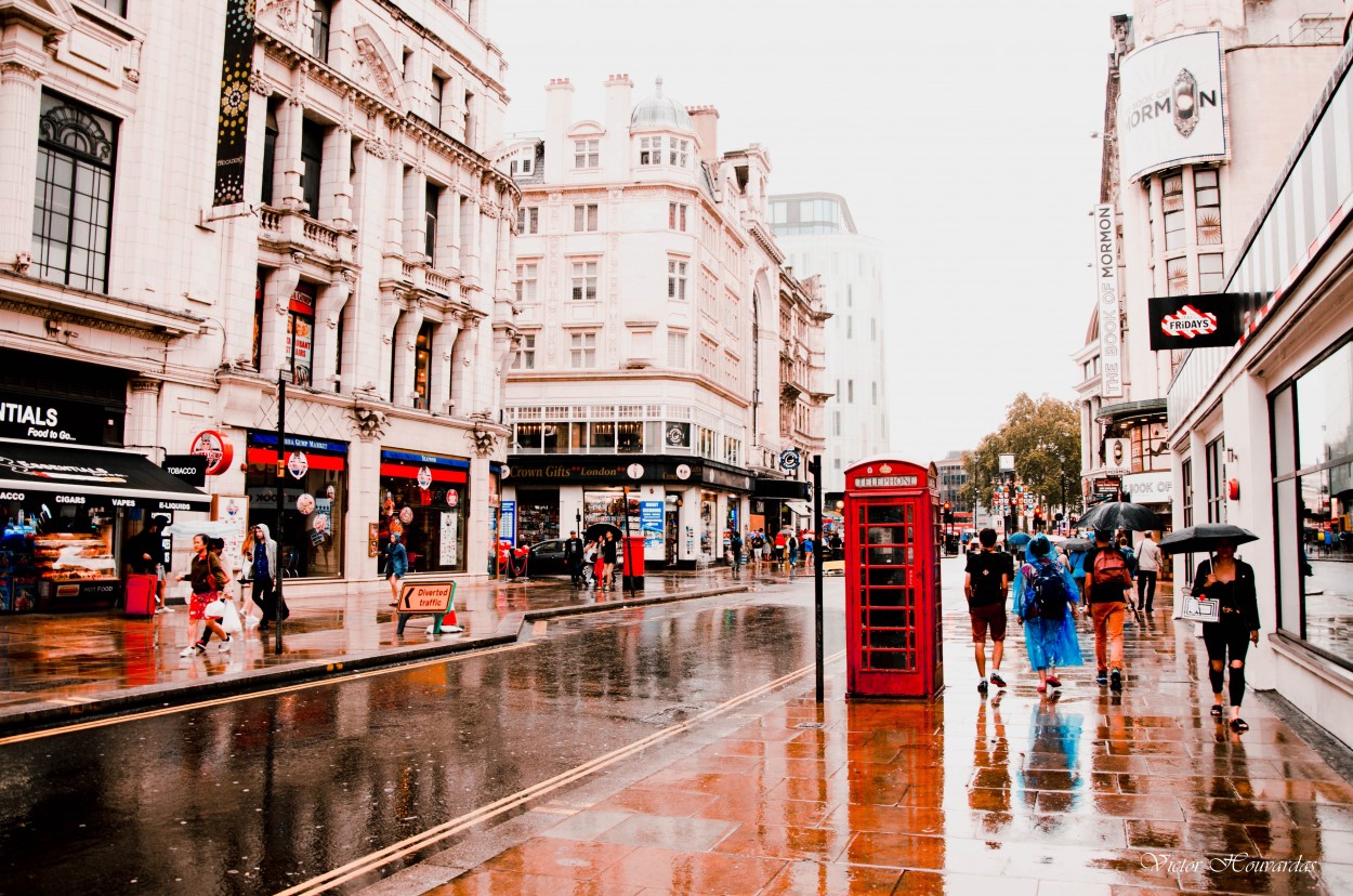 "LONDRES LLUVIOSO" de Victor Houvardas