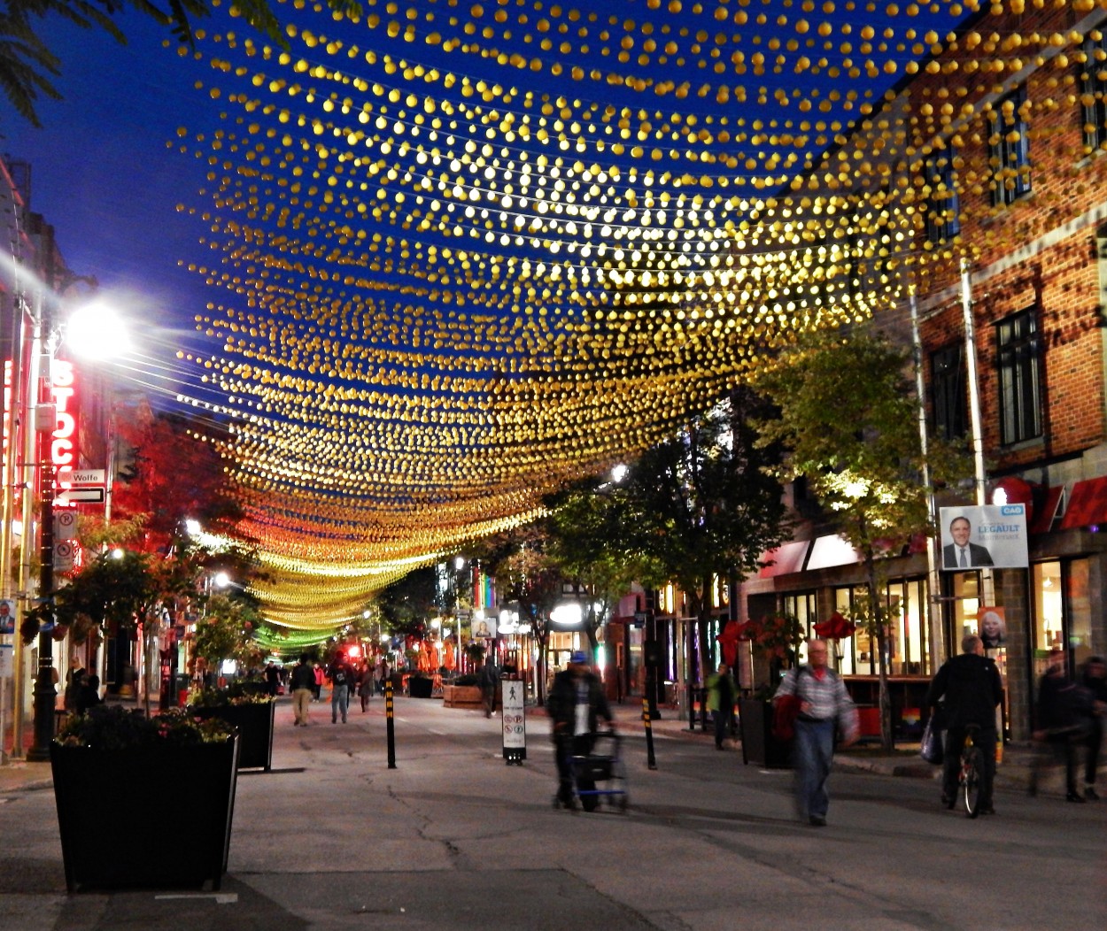 "El `Village`, barrio gay con sus luces" de Jos Luis Mansur